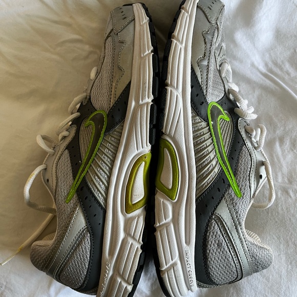 👟 👟🌸GUC Nike Sneakers, grey, black & green, size 9.5 - Picture 4 of 10